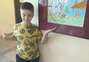 Cezary na tle swojej pracy konkursowej.