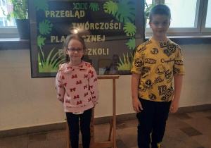 Cezary i Alicja na wystawie prac konkursowych.