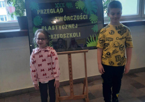 Cezary i Alicja na wystawie prac konkursowych.