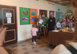 Alicja otrzymująca wyróżnienie.