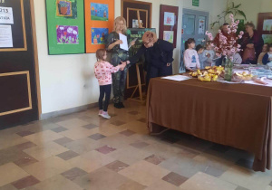 Alicja otrzymująca wyrożnienie.