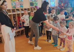 Wręczanie nagród dzieciom.