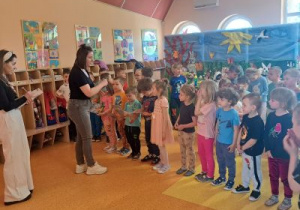 Nauczycielki wręczają nagrody dzieciom.