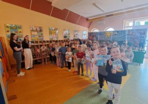Wręczenie nagród dzieciom.