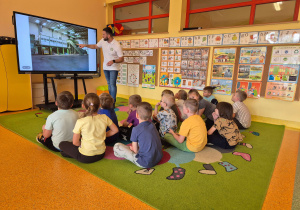Pracownik MZGOK w Koninie opowiada dzieciom o pracy.