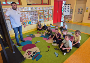 Pracownik MZGOK w Koninie opowiada dzieciom o pracy.