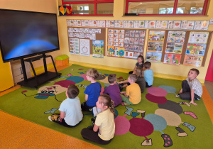 Dzieci oglądają film edukacyjny.