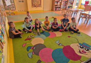 Dzieci oglądają film edukacyjny.