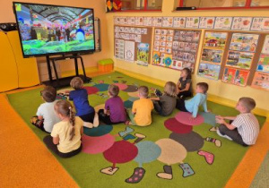 Dzieci oglądają film edukacyjny.