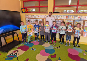Zdjęcie dzieci z pracownikiem ZGOK w Koninie.