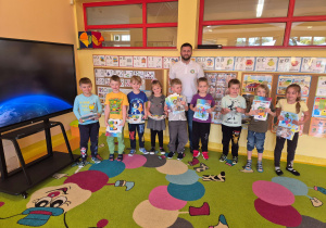 Zdjęcie dzieci z pracownikiem ZGOK w Koninie.