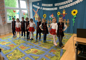 Dzieci prezentują taniec "Trojak" na Przeglądzie Twórczości ludowej i Regionalnej Przedszkolaków
