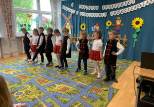 Dzieci prezentują taniec "Trojak" na Przeglądzie Twórczości ludowej i Regionalnej Przedszkolaków