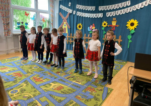 Dzieci prezentują taniec "Trojak" na Przeglądzie Twórczości ludowej i Regionalnej Przedszkolaków