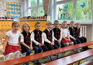 Dzieci prezentują taniec "Trojak" na Przeglądzie Twórczości ludowej i Regionalnej Przedszkolaków