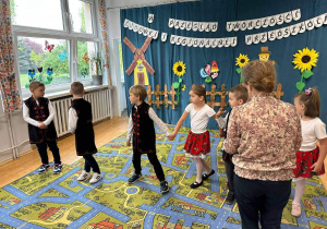 Dzieci prezentują taniec "Trojak" na Przeglądzie Twórczości ludowej i Regionalnej Przedszkolaków