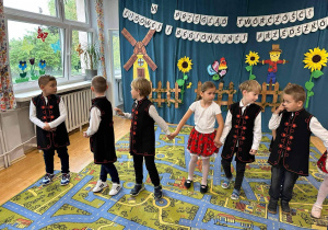 Dzieci prezentują taniec "Trojak" na Przeglądzie Twórczości ludowej i Regionalnej Przedszkolaków