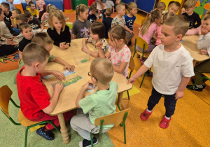 Dzieci z grupy Motylki oraz Pszczółki rozwiązują zadania dotyczące ekologii.
