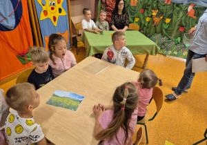 Dzieci z grupy Motylki oraz Pszczółki rozwiązują zadania dotyczące ekologii.