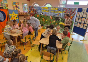 Dzieci z grupy Motylki oraz Pszczółki rozwiązują zadania dotyczące ekologii.