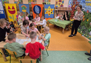 Dzieci z grupy Motylki oraz Pszczółki rozwiązują zadania dotyczące ekologii.