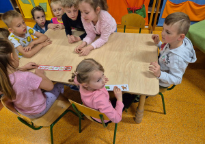 Dzieci z grupy Motylki oraz Pszczółki rozwiązują zadania dotyczące ekologii.