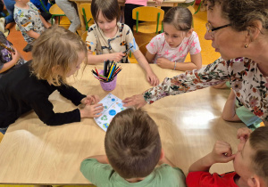 Dzieci z grupy Motylki oraz Pszczółki rozwiązują zadania dotyczące ekologii.