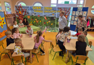 Dzieci z grupy Motylki oraz Pszczółki rozwiązują zadania dotyczące ekologii.