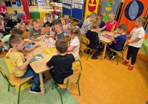 Dzieci z grupy Motylki oraz Pszczółki rozwiązują zadania dotyczące ekologii.