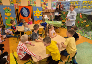 Dzieci z grupy Motylki oraz Pszczółki rozwiązują zadania dotyczące ekologii.