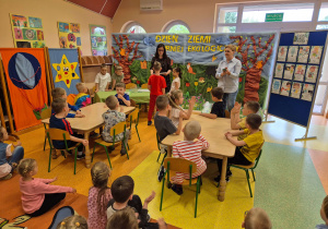 Dzieci z grupy Motylki oraz Pszczółki rozwiązują zadania dotyczące ekologii.
