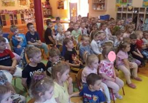 Dzieci uczestniczą w koncercie muzycznym.