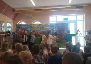 Dzieci uczestniczą w koncercie muzycznym.