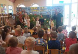 Dzieci uczestniczą w koncercie muzycznym.
