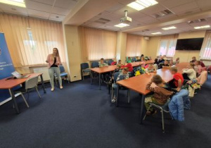 Dzieci słuchają prelekcji.