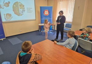 Dzieci wspólnie układają układankę "Zdrowy talerz".
