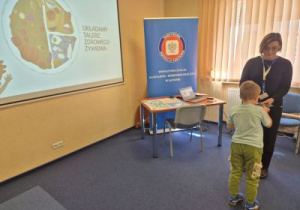 Dzieci wspólnie układają układankę "Zdrowy talerz".