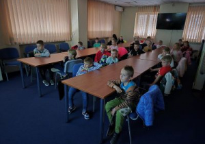 Dzieci oglądają bajkę nt zdrowia.