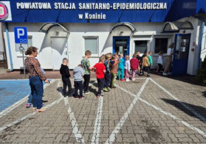 Przejście dzieci do laboratorium.