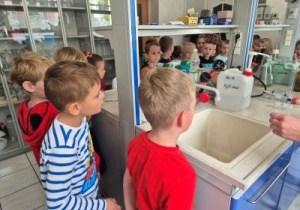 Wizyta dzieci w laboratorium.