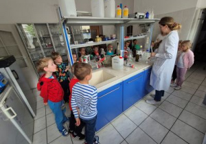 Wizyta dzieci w laboratorium.