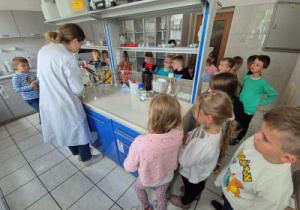 Wizyta dzieci w laboratorium.
