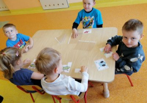 Dzieci układają puzzle o kosmosie.