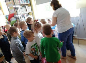 „Książka moim przyjacielem” i Tygodnia Bibliotek pod hasłem „Biblioteka - lubię tu być!” w grupie Biedronek