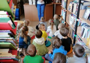 Pani z biblioteki opowiada dzieciom o pracy bibliotekarza.