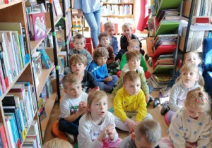 Dzieci słuchają z uwagą o pracy bibliotekarza.