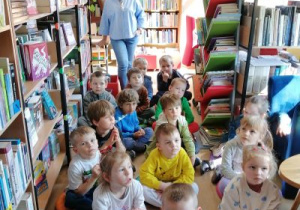 Dzieci słuchają z uwagą o pracy bibliotekarza.