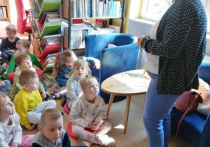 Pani z biblioteki opowiada dzieciom o pracy bibliotekarza.