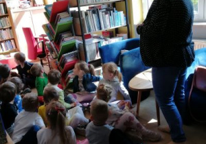 Pani z biblioteki opowiada dzieciom o pracy bibliotekarza.