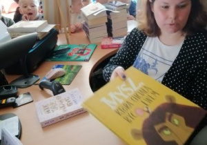 Pani z biblioteki opowiada dzieciom o pracy bibliotekarza.